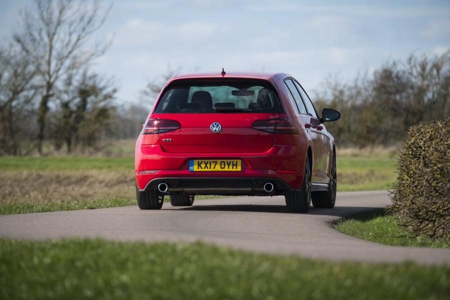  Volkswagen Golf GTi 5-Door 2017 года  (UK) (фото 27 из 28)